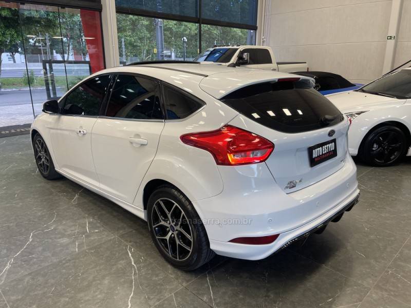 FORD - FOCUS - 2015/2016 - Branca - R$ 68.900,00