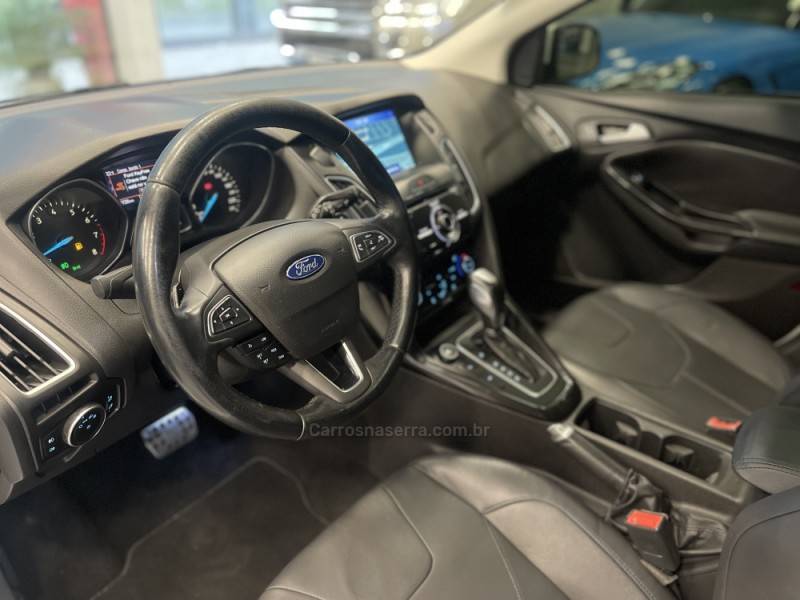 FORD - FOCUS - 2015/2016 - Branca - R$ 68.900,00