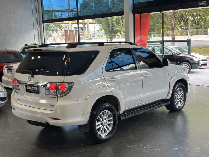 TOYOTA - HILUX SW4 - 2013/2013 - Branca - R$ 137.900,00
