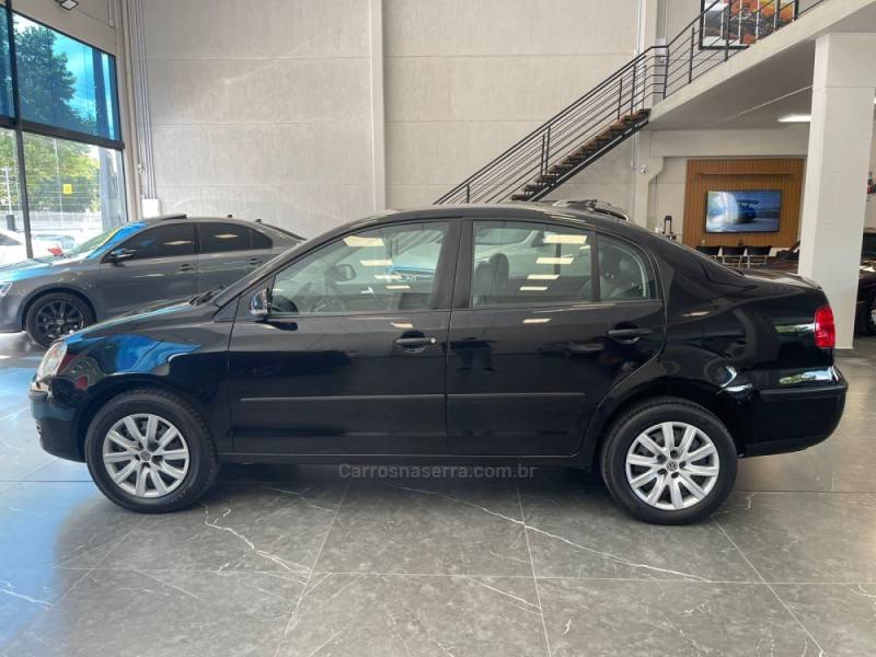 VOLKSWAGEN - POLO SEDAN - 2009/2010 - Preta - R$ 35.900,00