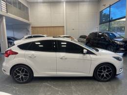 FORD - FOCUS - 2015/2016 - Branca - R$ 68.900,00
