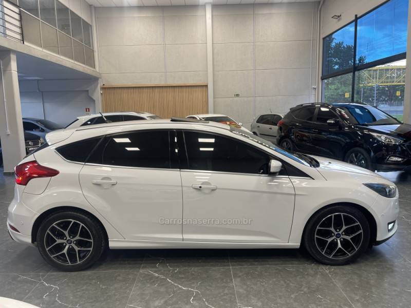 FORD - FOCUS - 2015/2016 - Branca - R$ 68.900,00