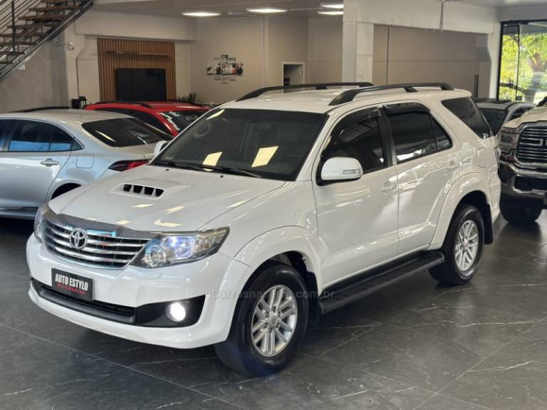 TOYOTA - HILUX SW4 - 2013/2013 - Branca - R$ 137.900,00