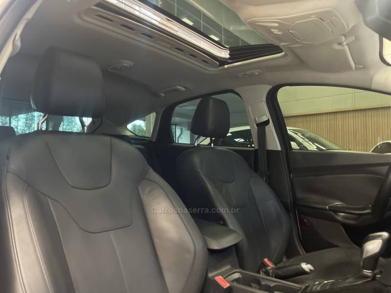 FORD - FOCUS - 2015/2016 - Branca - R$ 68.900,00