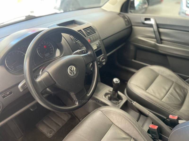 VOLKSWAGEN - POLO SEDAN - 2009/2010 - Preta - R$ 35.900,00