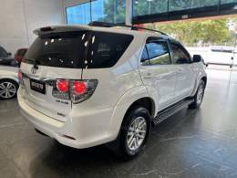 TOYOTA - HILUX SW4 - 2013/2013 - Branca - R$ 137.900,00