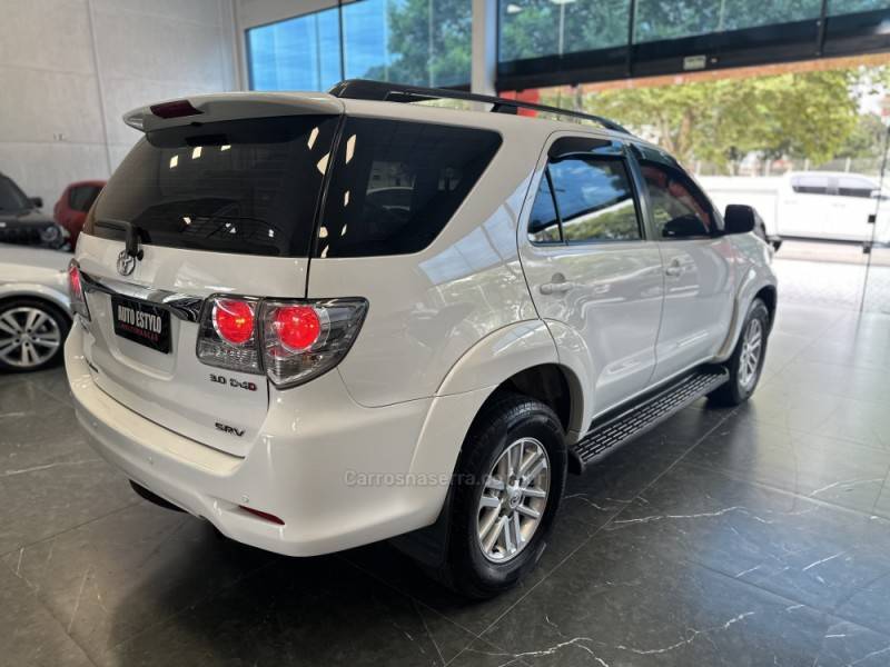 TOYOTA - HILUX SW4 - 2013/2013 - Branca - R$ 137.900,00
