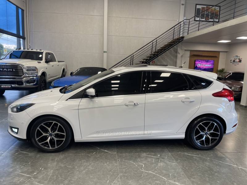 FORD - FOCUS - 2015/2016 - Branca - R$ 68.900,00