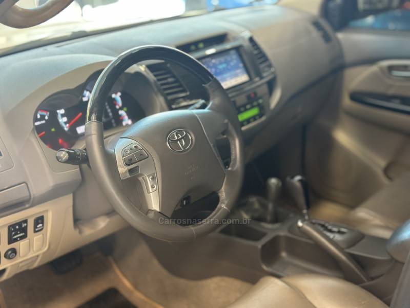 TOYOTA - HILUX SW4 - 2013/2013 - Branca - R$ 137.900,00
