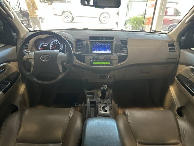 TOYOTA - HILUX SW4 - 2013/2013 - Branca - R$ 137.900,00