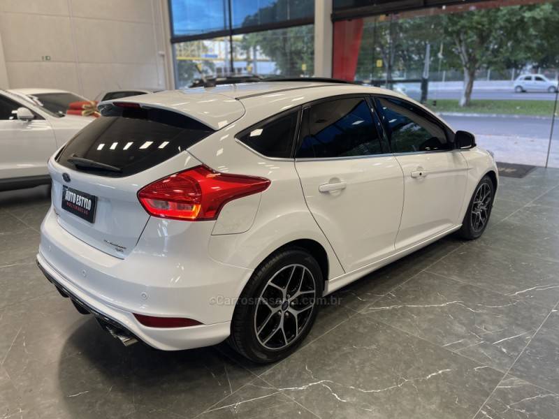 FORD - FOCUS - 2015/2016 - Branca - R$ 68.900,00