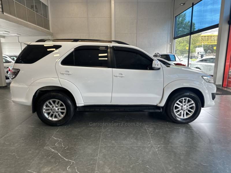 TOYOTA - HILUX SW4 - 2013/2013 - Branca - R$ 137.900,00
