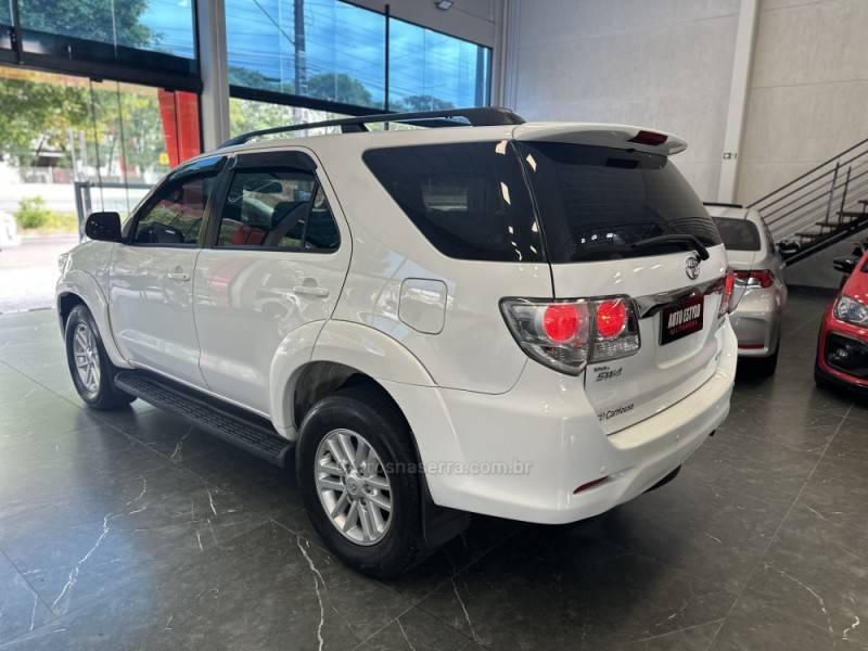 TOYOTA - HILUX SW4 - 2013/2013 - Branca - R$ 137.900,00