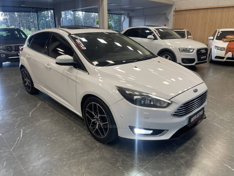 FORD - FOCUS - 2015/2016 - Branca - R$ 68.900,00