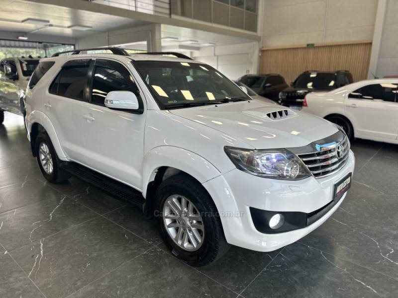 TOYOTA - HILUX SW4 - 2013/2013 - Branca - R$ 137.900,00