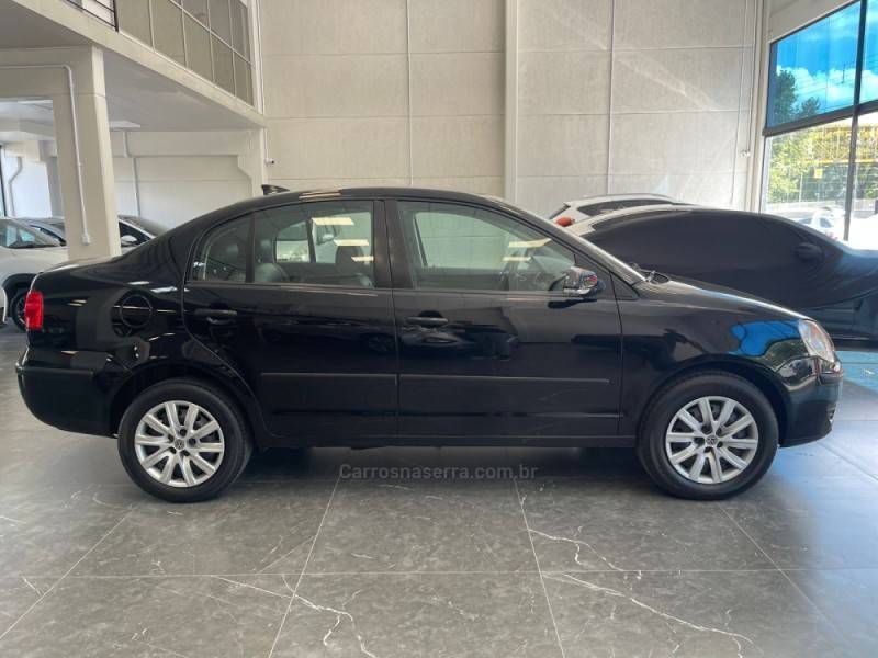 VOLKSWAGEN - POLO SEDAN - 2009/2010 - Preta - R$ 35.900,00