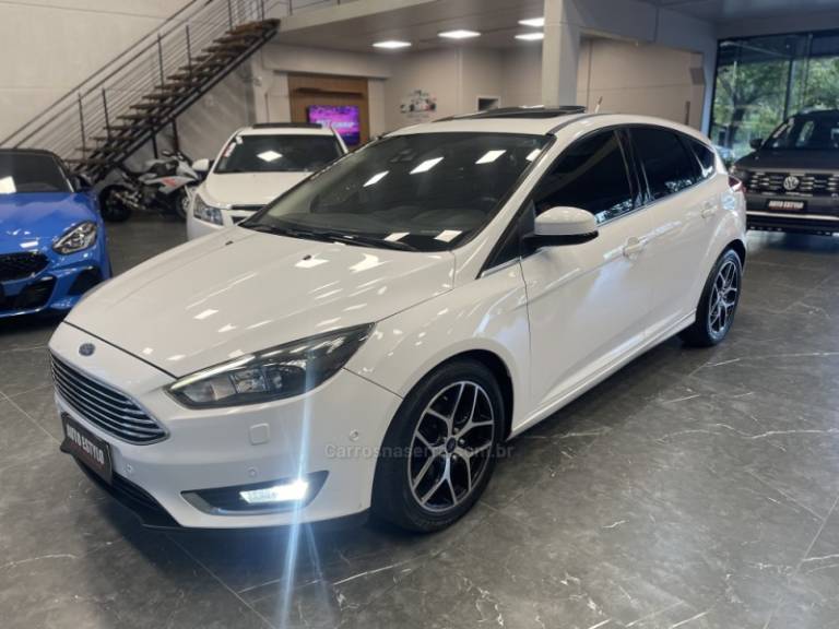 FORD - FOCUS - 2015/2016 - Branca - R$ 68.900,00
