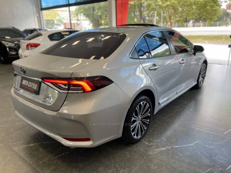 TOYOTA - COROLLA - 2022/2023 - Prata - R$ 158.900,00