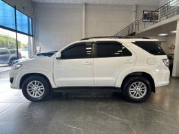 TOYOTA - HILUX SW4 - 2013/2013 - Branca - R$ 137.900,00