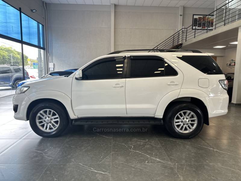 TOYOTA - HILUX SW4 - 2013/2013 - Branca - R$ 137.900,00