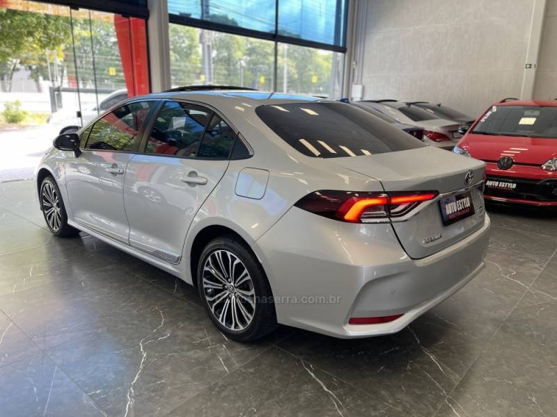 TOYOTA - COROLLA - 2022/2023 - Prata - R$ 158.900,00